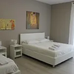 B E B Madonna Della Via 3*